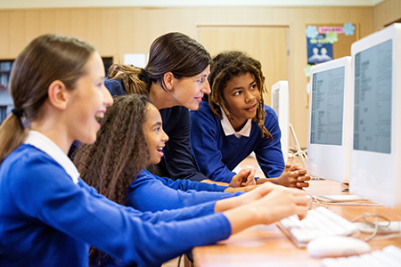 Students looking at The Juice on a computer