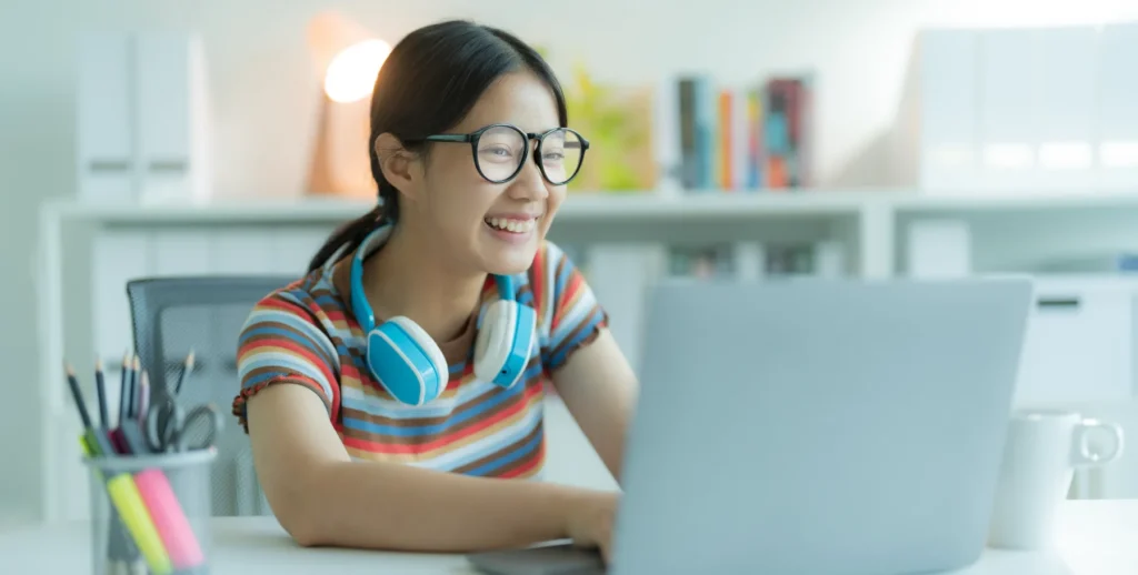 Girlsmilesheadphone 79971